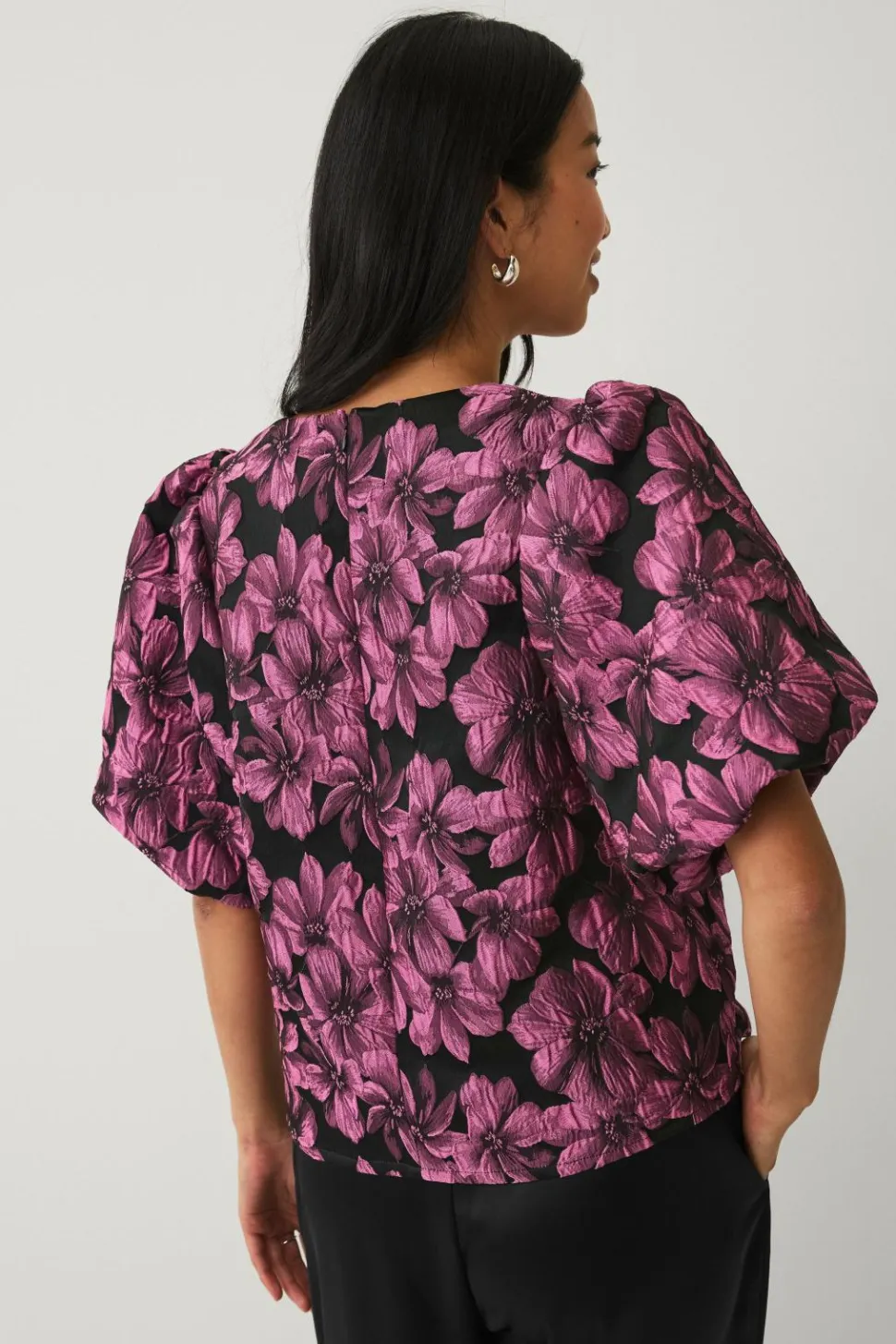 Ellos Collection Jacquardvævet bluse med pufærmer