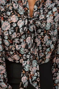 Ellos Collection V-formet bluse med bindebånd i halsen